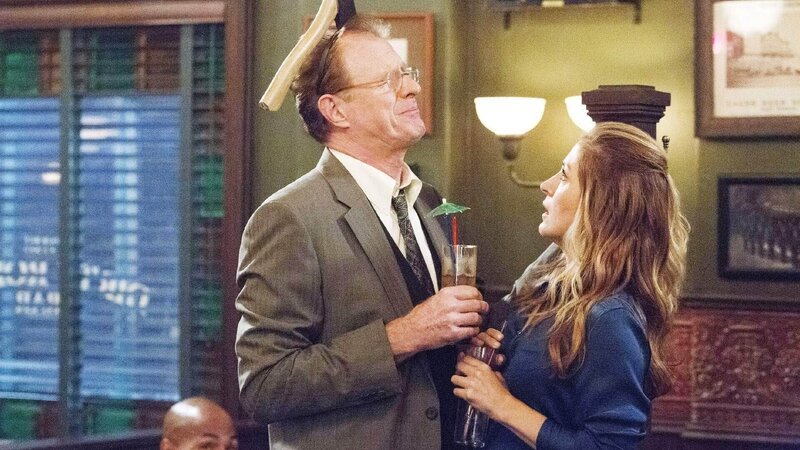 Als Gastgeberin auf einer Pathologen-Tagung erlebt Maura Isles (Sasha Alexander) viele heitere Abenteuer mit Dr. T. Pike (Ed Begley Jr.). – Bild: TVNOW /​ Warner Bros.