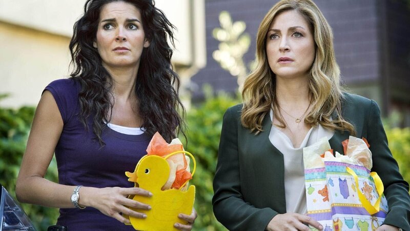 Detective Jane Rizzoli (Angie Harmon, l.) und Dr. Maura Isles (Sasha Alexander) suchen den Mörder eines Boygroupstars. – Bild: TVNOW /​ Warner Bros. International Distribution