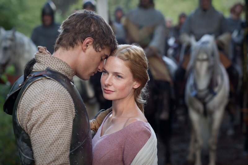 Hat ihre Liebe eine Chance? König Edward IV (Max Irons, l.) und Elizabeth Woodville (Rebecca Ferguson, r.) stammen aus verfeindeten Adelshäusern. – Bild: Company Television Productions Ltd /​ Laurence Cendrowicz