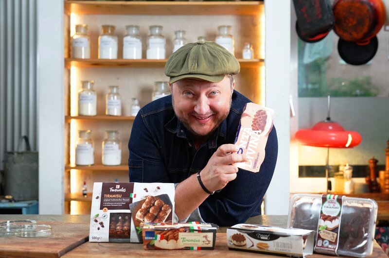 Original italienisches Tiramisu aus dem Kühlregal? Sebastian Lege geht den schönen Werbeversprechen auf die Spur und zeigt, wie wenig das Industrie-Dessert mit seinem Vorbild zu tun hat. – Bild: ZDF und Esteve Parareda