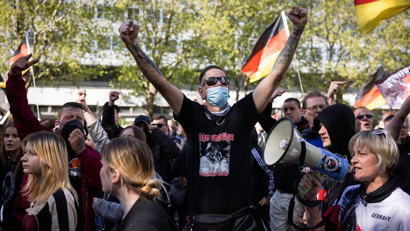 Rechter Protest in Berlin – jung, militant, offensiv – Bild: ZDF und Christian Mang