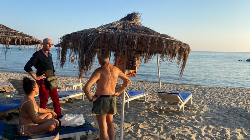 Touristen am Strand – Bild: Curiosity TV