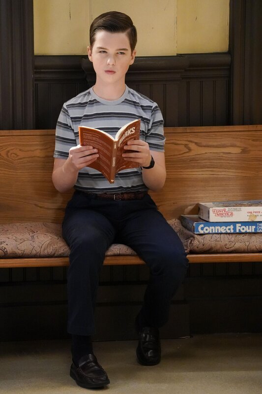 Iain Armitage (Sheldon Cooper). – Bild: Warner Bros. Entertainment Inc. /​ Robert Voets