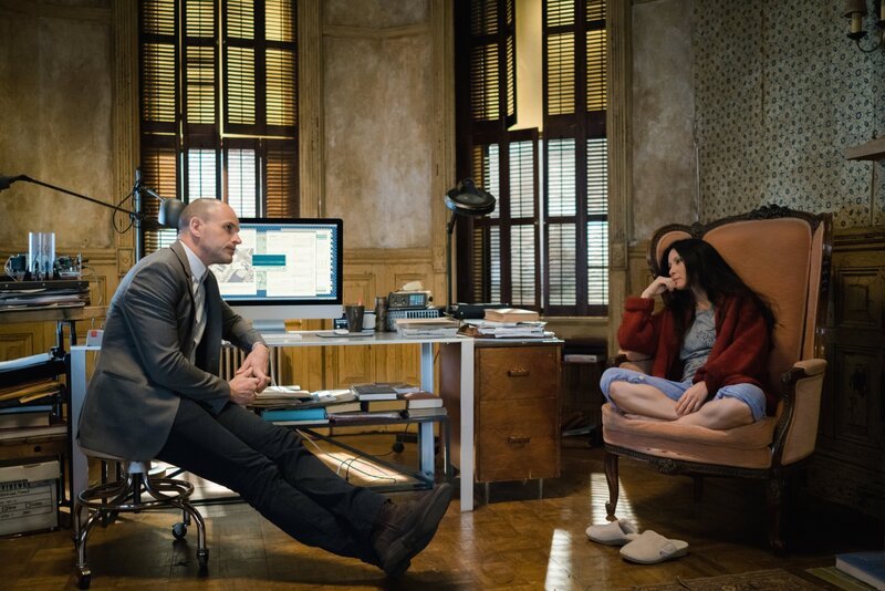 Als Shinwell Ziel einer Schießerei wird, die eine Verbindung zwischen ihm und einem ungelösten Mord offenbart, werden Holmes (Jonny Lee Miller, l.) und Watson (Lucy Liu, r.) plötzlich äußerst misstrauisch ihm gegenüber … – Bild: PLURIMEDIA (CBS Broadcasting Inc.)
