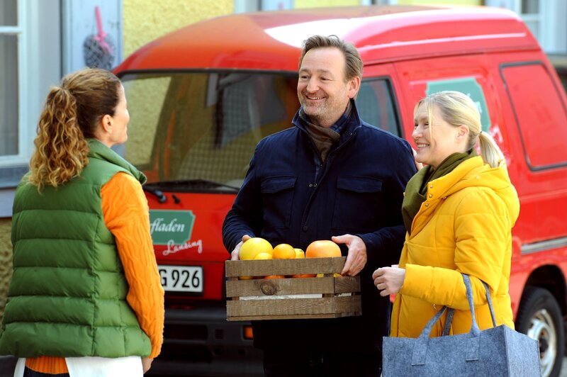 Gregor kommt vom Großmarkt zurück und trifft auf Vera und Annalena. Von links: Annalena (Heidrun Gärtner), Gregor (Holger Matthias Wilhelm) und Vera (Sybille Waury). – Bild: Marco Orlando Pichler /​ BR