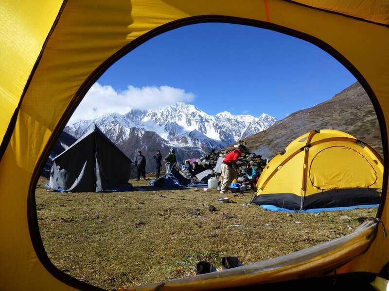 Zelttrekking mit Blick auf die Himalayaberge. – Bild: ORF III Zelttrekking mit Blick auf die Himalayaberge. – Bild: ORF III