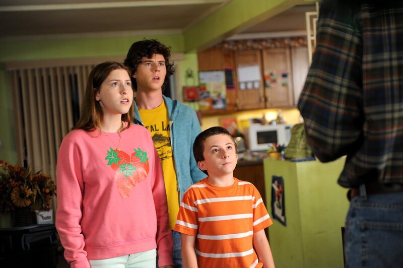 Axl (Charlie McDermott, M), Sue (Eden Sher, l.) und Brick (Atticus Shaffer, r.) sind entsetzt, als ihre Mutter mit Sack und Pack das Haus verlässt. Wird sie wieder zurückkommen? – Bild: GLEN