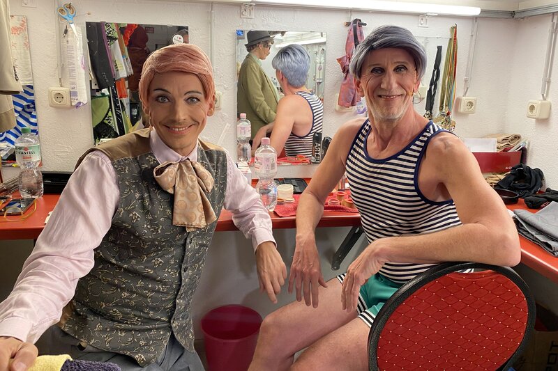 Arne Hoffmann (l.) und Ralf Bongartz sprechen in ihrem Theater nur Kölsche Mundart. – Bild: RTL /​ Filet Film /​ Kölsche Jungs und ein Tri-Tra-Trullala