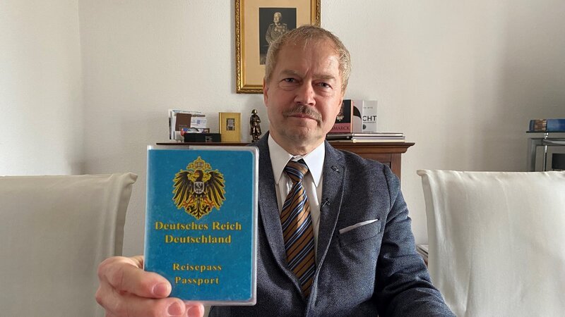Schon seit seiner Kindheit träumt der Reichsbürger Joachim Widera davon, einst Kanzler zu werden. Heute ist er nach eigenen Angaben seinem Traum näher als je zuvor. 2007 gründete der Reichsdeutsche die Nationalliberale Partei „Deutsche Zukunft“ und ist überzeugt davon, bald Reichskanzler des „Deutschen Reiches“ zu werden. – Bild: ZDF und Daniela Eberl