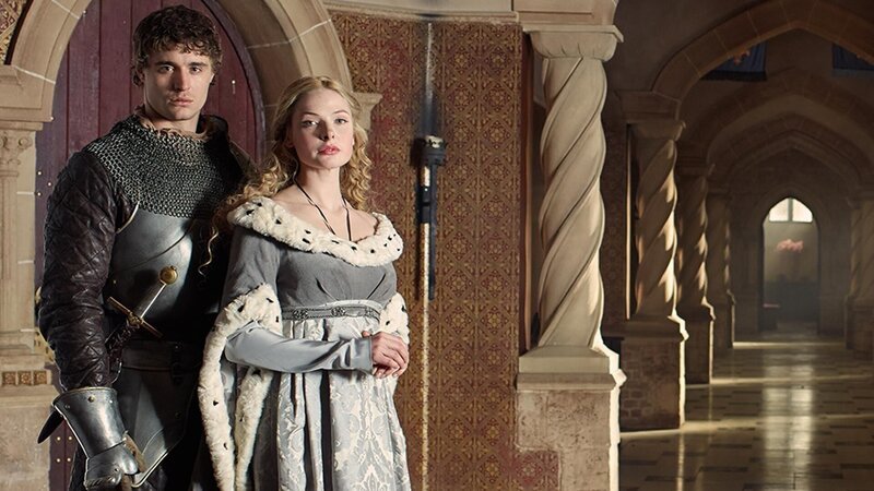 König Edward IV (Max Irons, l.); Elizabeth Woodville (Rebecca Ferguson, r.) – Bild: Company Television Productions Ltd /​ Lorenzo Agius