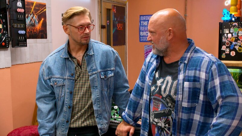 Bruno ist gestresst und legt sich mit Katy an, weil er Jens fehlenden Einsatz für den Verein vorwirft. Vor Joe gesteht er, dass er nicht erklären kann, warum Jens ihm so suspekt ist – es ist nur ein Gefühl. – Bild: RTLZWEI