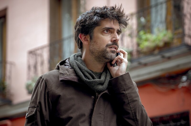Nach all den Jahren hegt Oscar (Francesco Carril) immer noch einen Groll gegen Ana. – Bild: ARTE F /​ Miguel Alcade de la Fuente