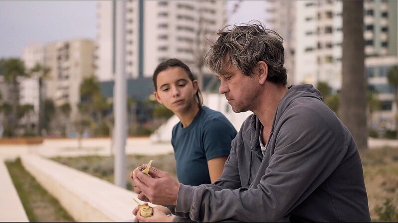 Als Irsa (Angjela Prenci) auf der Baustelle auftaucht, will Lutz (Peter Schneider) sie so schnell wie möglich loswerden. – Bild: SWR/Wood Water Films/Miriam Stanke Als Irsa (Angjela Prenci) auf der Baustelle auftaucht, will Lutz (Peter Schneider) sie so schnell wie möglich loswerden. – Bild: SWR/Wood Water Films/Miriam Stanke