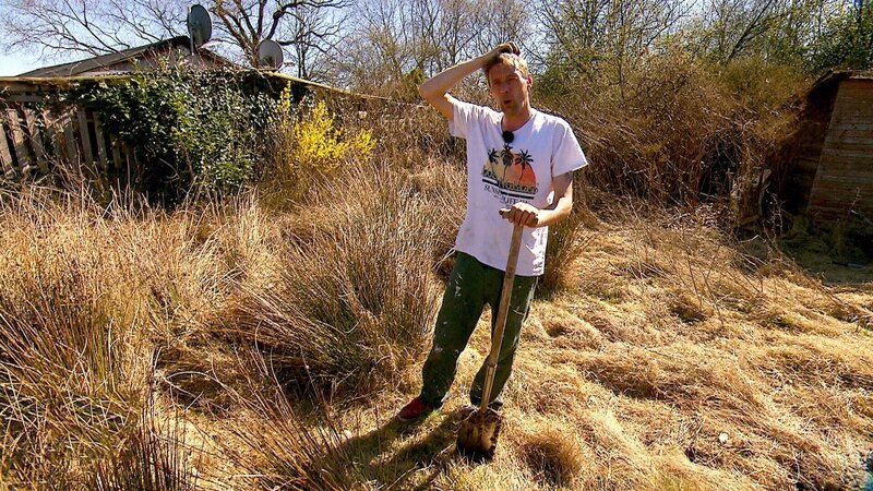 Stephan will aus dem vernachlässigten Garten einen Wohlfühloase zu machen. – Bild: RTLZWEI