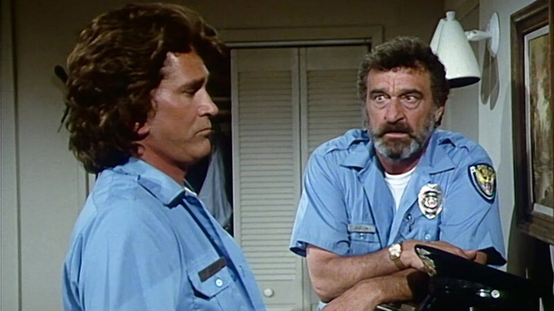 Engel in Uniform: Jonathan (Michael Landon) und Mark (Victor French) müssen einem verzweifelten Polizisten helfen – Bild: Bibel TV