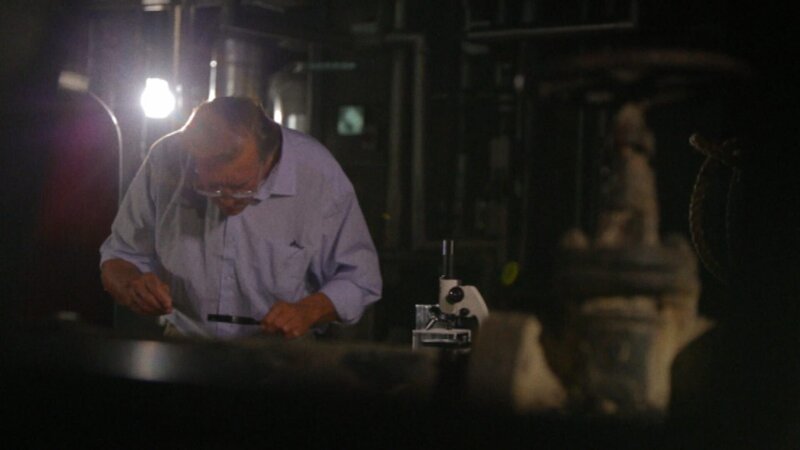 Ryan möchte das Geheimnis der Sintflut lüften: Eine dicke Schicht Salz im Ur-Kern lässt den Schluss zu, dass das Mittelmeer vor Millionen Jahren fast ausgetrocknet gewesen sein muss. – Bild: ZDF/​Ken Clay