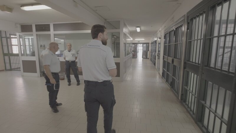 Im Falle einer Revolte dürfen die Beamten auch einen Knüppel einsetzen. – Bild: ZDF