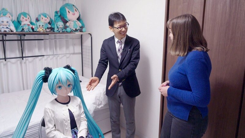 Isabella Purkart mit Akihiko Kondo, der mit der virtuellen Figur Miku verheiratet ist. – Bild: ORF