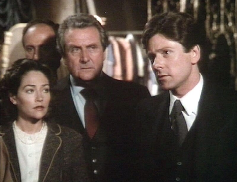 Kitty Trumbell (Olivia Hussey) und ihr Vater Oliver (Patrick Macnee, mi.) trauern gemeinsam mit Ernest Fielding (Kristoffer Tabori) um die verstorbene Sängerin Emma McGinn. – Bild: Sat.1 Gold Kitty Trumbell (Olivia Hussey) und ihr Vater Oliver (Patrick Macnee, mi.) trauern gemeinsam mit Ernest Fielding (Kristoffer Tabori) um die verstorbene Sängerin Emma McGinn. – Bild: Sat.1 Gold