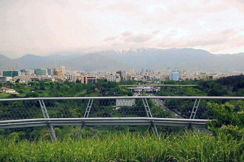 Weit außerhalb der Stadt, auf einer Höhe von 2.000 Metern, besichtigt Alfred die Ruinen von Alamut, einer Bergfestung, die von Hassan Sabah eingenommen wurde, dem Begründer der ismailitisch-nizaritischen Sekte der Assassinen. – Bild: Electron Libre Productions
