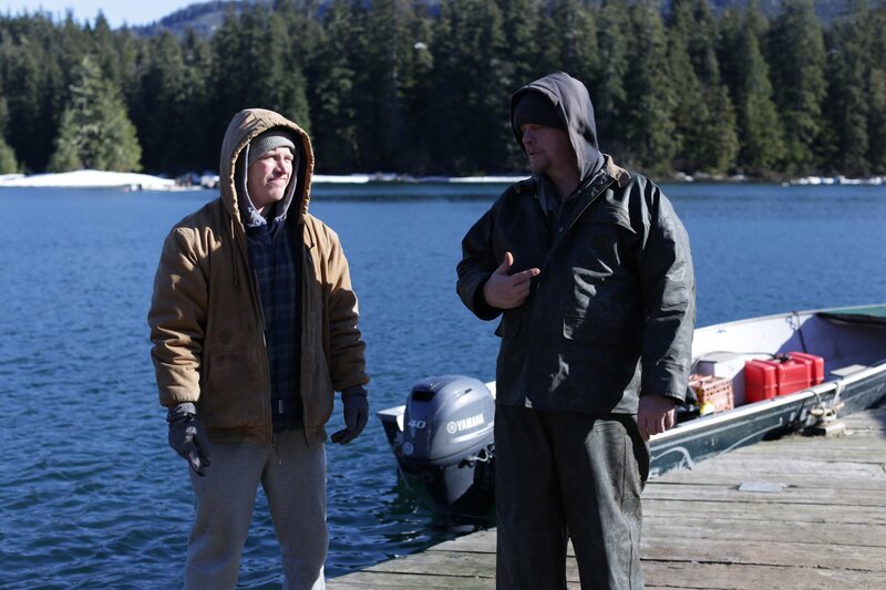 Troy Brockway and David Squibb discuss how Troy will dive to retrieve sunken sheets of tin that will be used as the roofing for Oliver’s sauna. (National Geographic for Disney/​Lukas Taylor) – Bild: Lukas Taylor /​ National Geographic for Disney /​ Disney