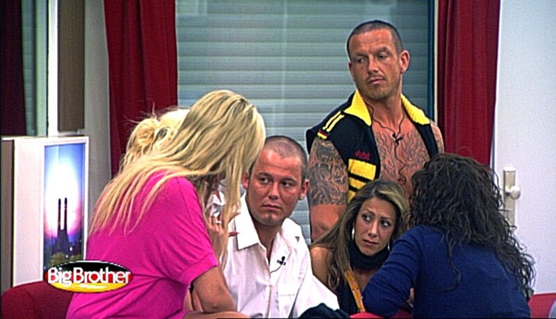 Dank seines fast 200 Tage währenden Aufenthalts im „Big Brother“-Haus hat sich Klaus’ (hinten, re.) Leben um 180 Grad gedreht. – Bild: RTL II