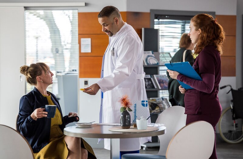 Madeleine Hoppe (Johanna Falckner) wartet auf ihren Entlassungschein, bemerkt jedoch in Anwesenheit von Dr. Matteo Moreau (Mike Adler) und Tamar Hummel (Linda Kummer), dass sie ihren Geschmacksinn verloren hat. – Bild: ARD/​Michael Kremer