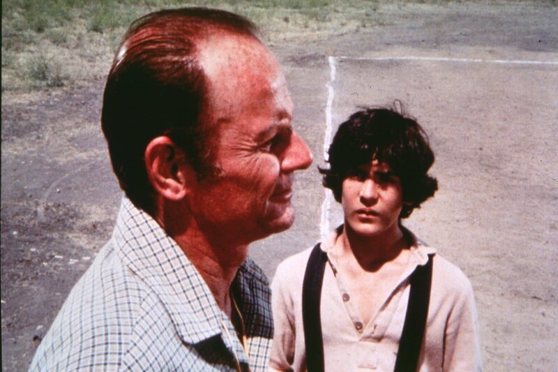 Der neue Trainer Pete Ellerbee (William Taylor, l.) versucht, Albert (Matthew Laborteaux, r.) die Wichtigkeit des Football-Spiels zu erklären. – Bild: Sat.1 Gold