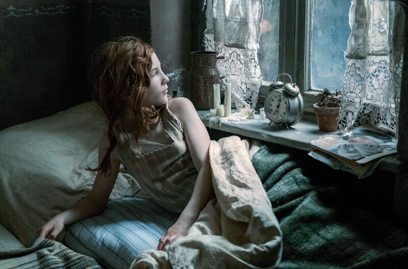 Charlottes Schwester Toni (Irene Böhm) wacht auf. – Bild: ORF 2