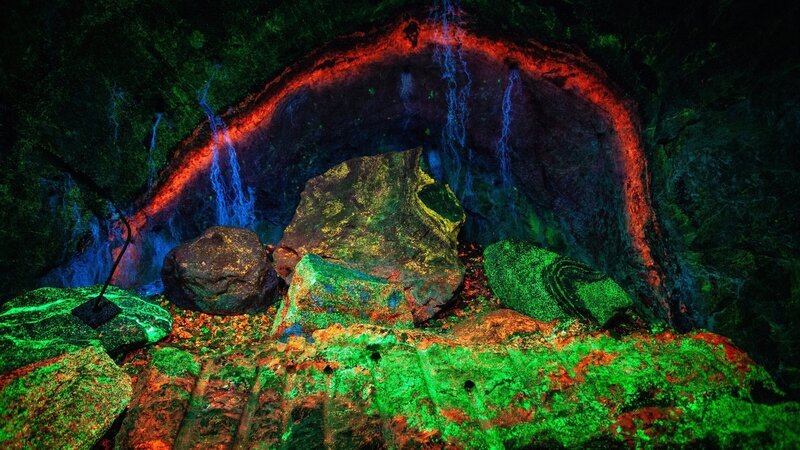 In der Sterling Hill Mine warten die Steine mit einem ganz besonderen Leuchteffekt auf. – Bild: ZDF