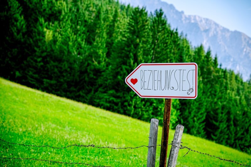 Bei diesem Schild wird es für Single und Kandidatin ernst: sie müssen ein erstes Mal beweisen, wie gut sie zusammen passen. – Bild: ORF/​TVfriends