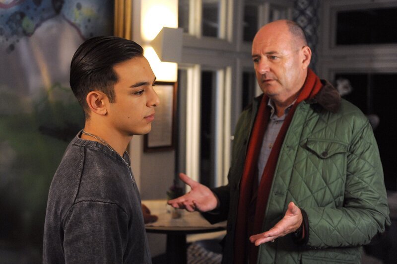 Hubert (Bernhard Ulrich, rechts) fühlt bei Leon (Joel Akgün, links) vor, was Leon sich zum 18. Geburtstag wünscht. – Bild: Marco Orlando Pichler /​ BR