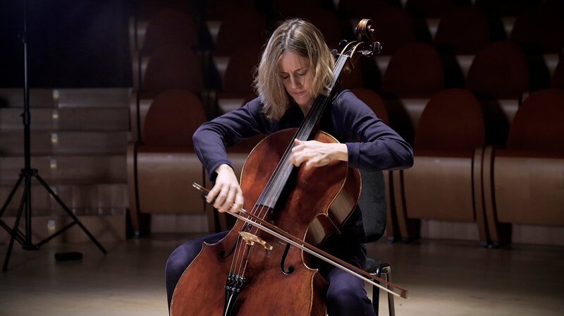 Nach einer ersten Annäherung spielt Sol Gabetta auf dem Violoncello Lise Cristianis. – Bild: HR/​blue marmot