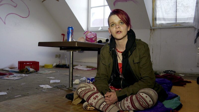 Leipzig – Drogenschwerpunkt in Sachsen. Dort lebt die 24-jährige Eva in einem Abrisshaus und konsumiert Crystal Meth und Heroin. – Bild: RTLZWEI /​ Spiegel TV