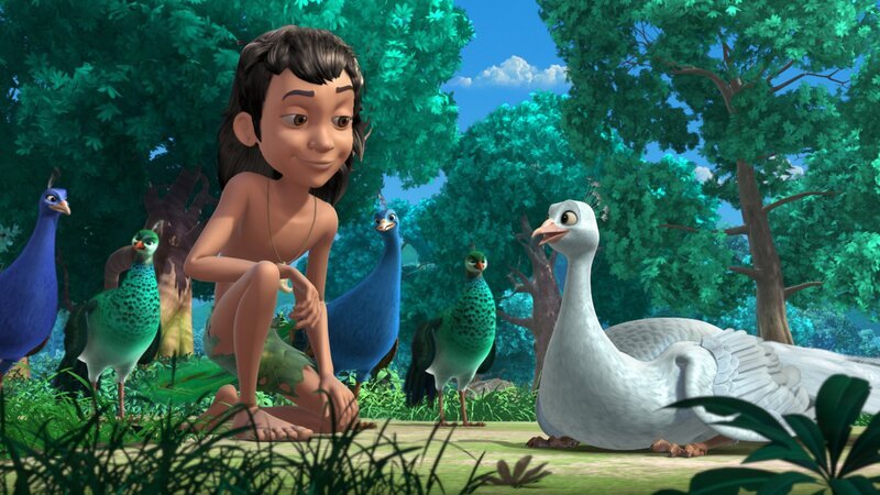 Mogli hat Pavo, den weißen und kurzsichtigen Pfau, kennengelernt und bestärkt ihn ein bisschen, Mina bei der Pfauen-Versammlung für sich zu gewinnen. – Bild: ZDF und DQ Entertainment
