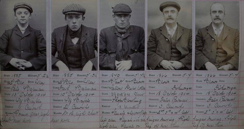 Es gab sie wirklich: Die Peaky Blinders entstanden schon um die 1890er Jahre, vor der Zeit, in der die berühmte Fernsehserie spielt. – Bild: Plimsoll Studios /​ ZDF