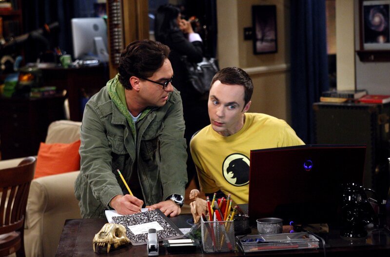 Leonard (Johnny Galecki, l.) und Priya (Aarti Mann, hinten) wollen heimlich die Nacht zusammen verbringen – was ihnen auch gelingt. Doch am nächsten Morgen ist die Überraschung groß, als Sheldon (Jim Parsons, l.) sie erwischt … – Bild: Warner Brothers