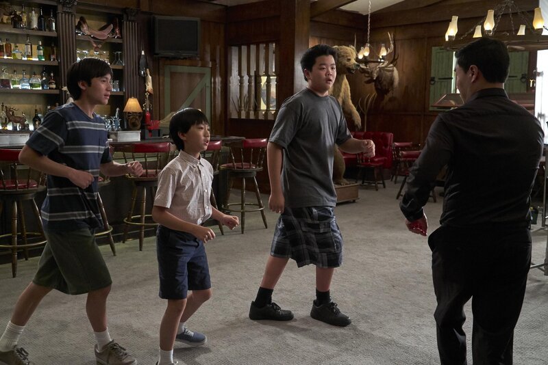 (v.l.n.r.) Emery Huang (Forrest Wheeler); Evan Huang (Ian Chen); Eddie Huang (Hudson Yang); Louis Huang (Randall Park) – Bild: © 2018⁠–⁠2019 American Broadcasting Companies. All rights reserved.