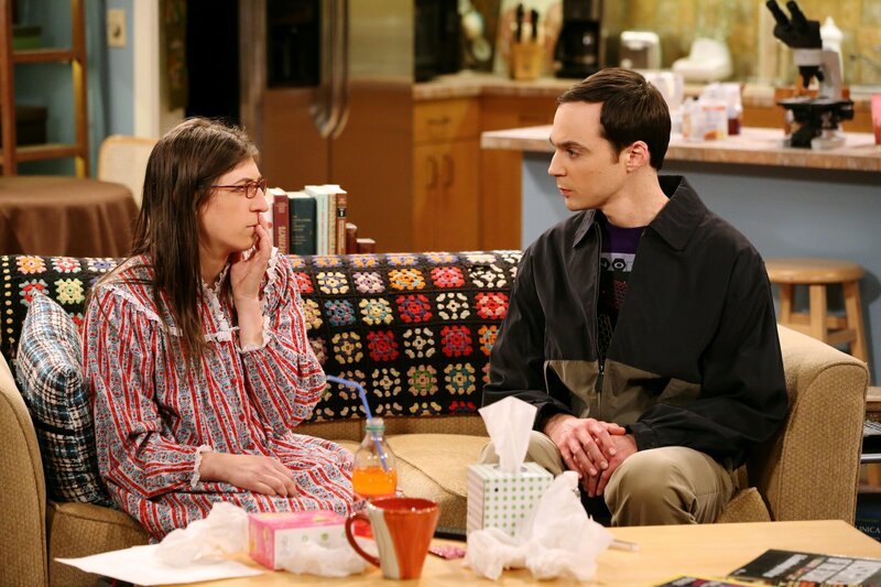 Selbst als Amy (Mayim Bialik, l.) bereits wieder gesund ist, spielt sie weiterhin die Kranke, um Berührungen von Sheldon (Jim Parsons, r.) zu erhalten. Doch Sheldon entdeckt bald den Betrug und erklärt, dass er sie bestrafen muss, damit so etwas nicht wieder vorkommt … – Bild: © Warner Bros. Television