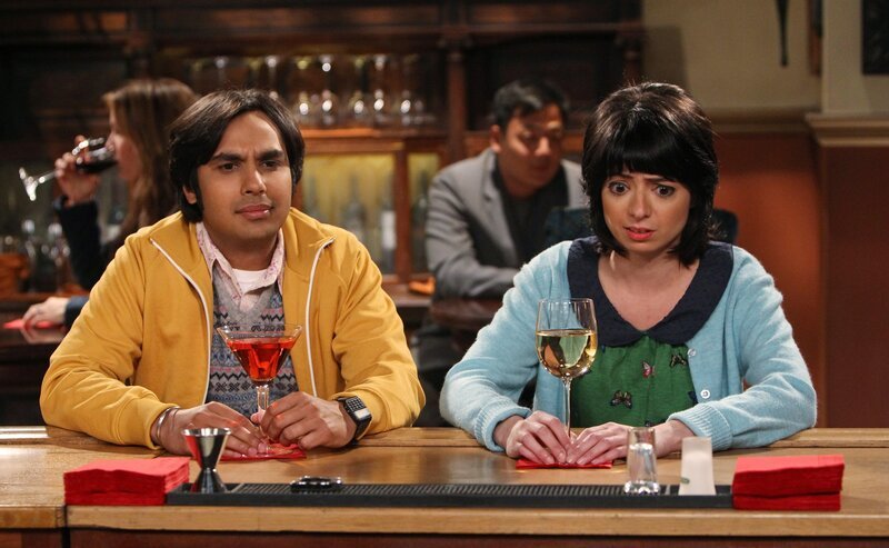 Während die anderen gemeinsam „Dungeons & Dragons“ spielen, haben Raj (Kunal Nayyar, l.) und Lucy (Kate Micucci, r.) ein sehr peinliches Date … – Bild: © Warner Bros. Television