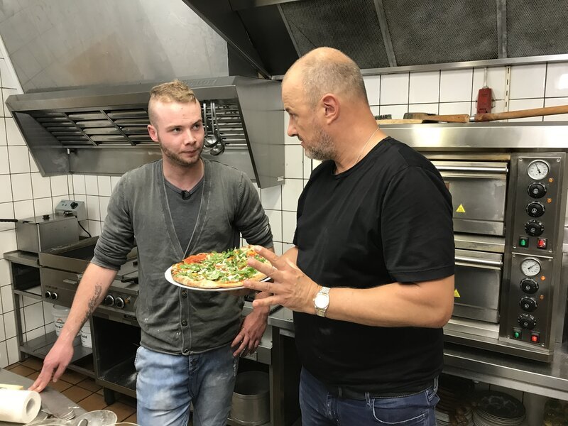 Die Gegebenheiten im „Main Street 22“ in Garrel, Niedersachen schockieren Frank Rosin (r.). Kann er der Betreiberin Nadine Röstel und Koch Sven Tirrel (l.) auf die Sprünge helfen? – Bild: Kabel Eins