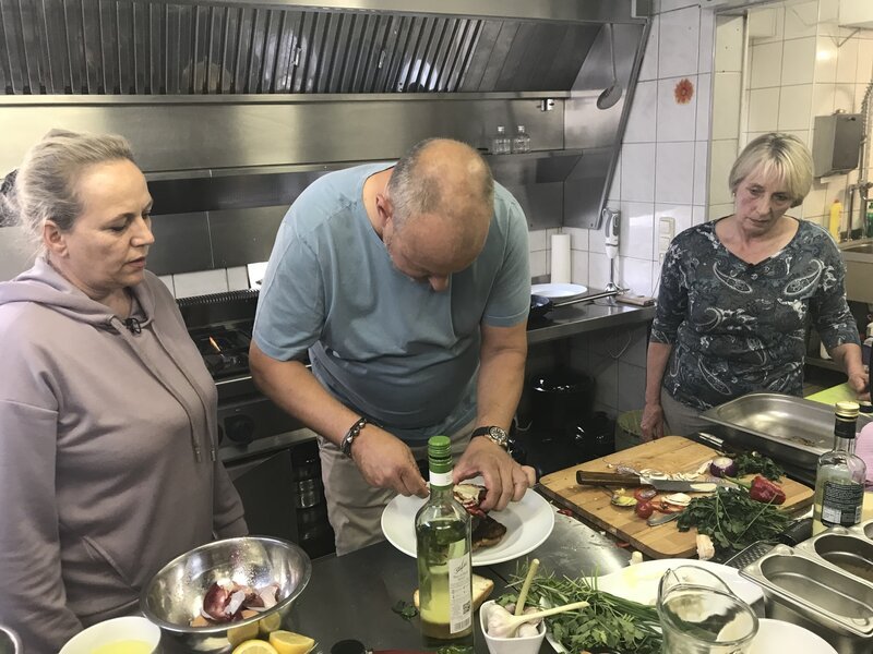 Nachdem die 55-jährige Andrea Cambiolo mit ihrem Restaurant „Culo del Mondo“ pleitegeht, übernimmt kurzerhand ihre unerfahrene Schwester Silvana das Ruder. Kann Sternekoch Frank Rosin den beiden helfen? – Bild: Kabel Eins