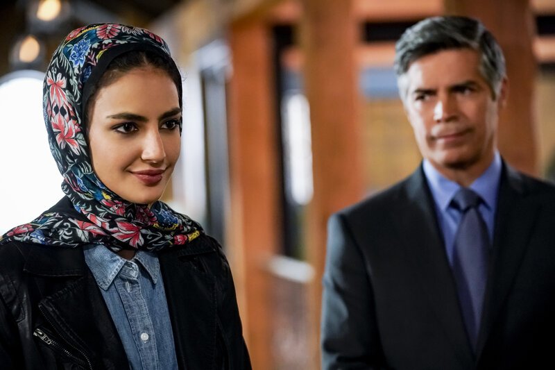 Fatima Namazi (Medalion Rahimi, l.); Louis Ochoa (Esai Morales, r.) – Bild: CBS Broadcasting, Inc. /​ Cliff Lipson