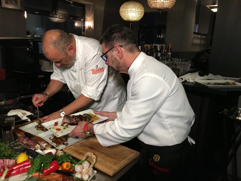Da kann nur noch einer helfen: Sternekoch Frank Rosin (l.) nimmt den vermeintlichen Nobelitaliener „Rossini“ von David Jaha (r.) in Dortmund ganz genau unter die Lupe – und bemerkt dabei schnell, dass nicht allein das schlechte Image für die prekäre Situation verantwortlich ist. – Bild: Kabel Eins