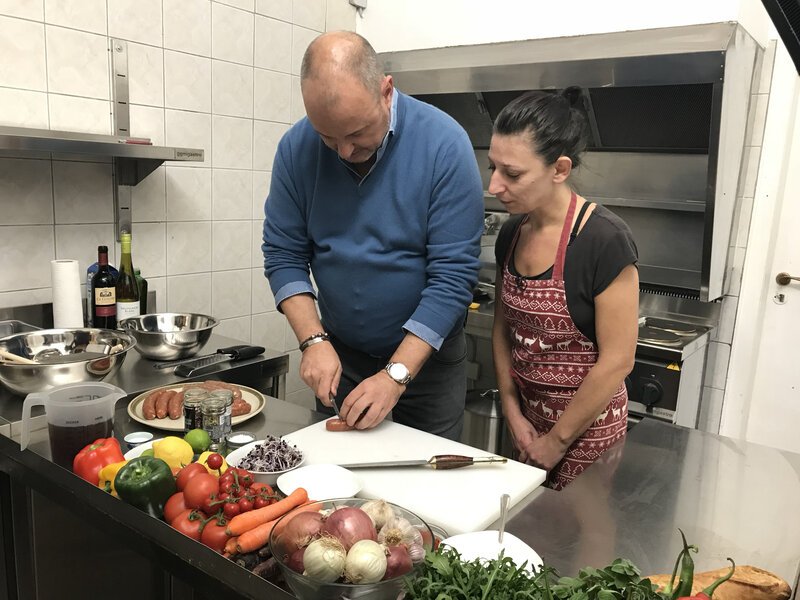 Packt in „Mel’s Taverne“ in Moers richtig mit an: Sternekoch Frank Rosin (l.) … – Bild: Kabel Eins