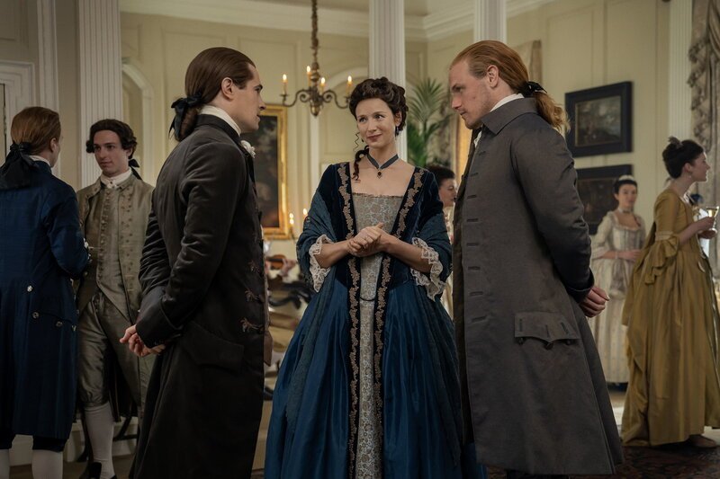 Outlander, Staffel 6, Folge 5. David Berry als Lord John Grey, Caitriona Balfe als Claire Randall, Sam Heughan als Jamie Fraser – Bild: SRF2