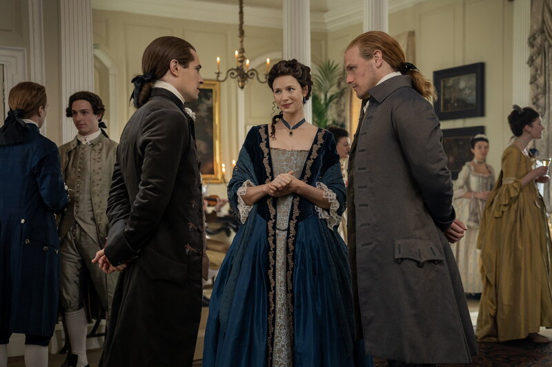 Outlander, Staffel 6, Folge 5. David Berry als Lord John Grey, Caitriona Balfe als Claire Randall, Sam Heughan als Jamie Fraser – Bild: SRF2