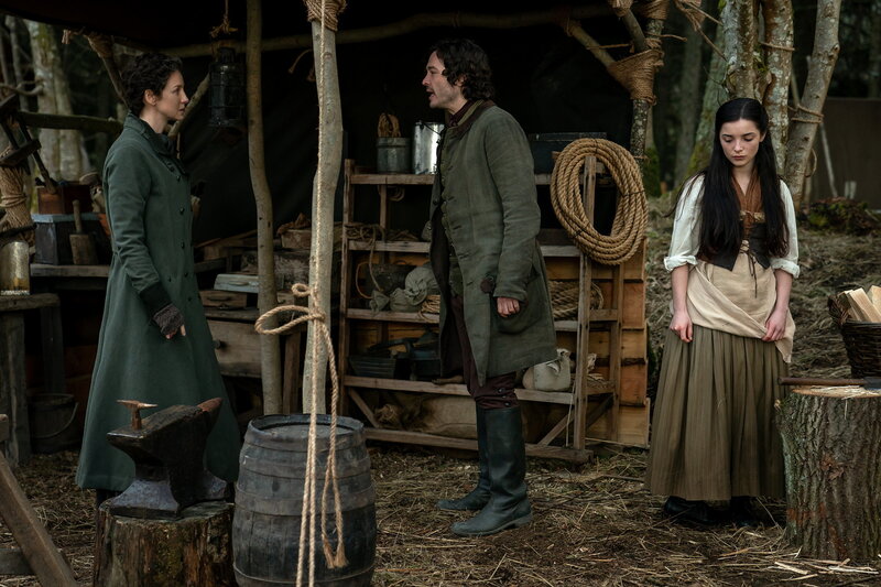 Outlander, Staffel 6 Folge 6; Caitriona Balfe als Claire Randall, Alexander Vlahos als Allan Christie, Jessica Reynolds als Malva Christie – Bild: SRF2