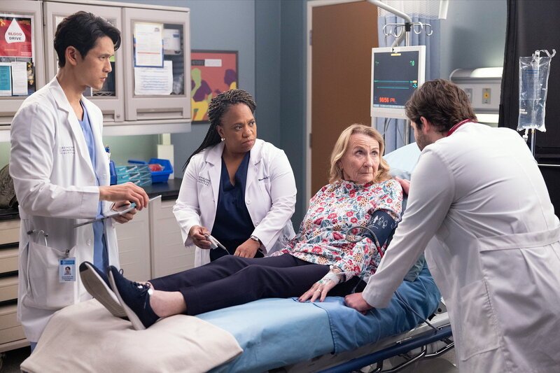 Harry Shum als Dr. Benson Kwan, Chandra Wilson als Dr. Miranda Bailey, Juliet Mills als Maxine, Jake Borelli als Dr. Levi Schmitt. – Bild: SRF2
