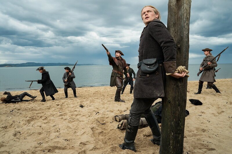 Outlander, Staffel 6, Folge 8. Hunter Bishop als Amon Oakes, Sam Heughan als Jamie Fraser – Bild: SRF2